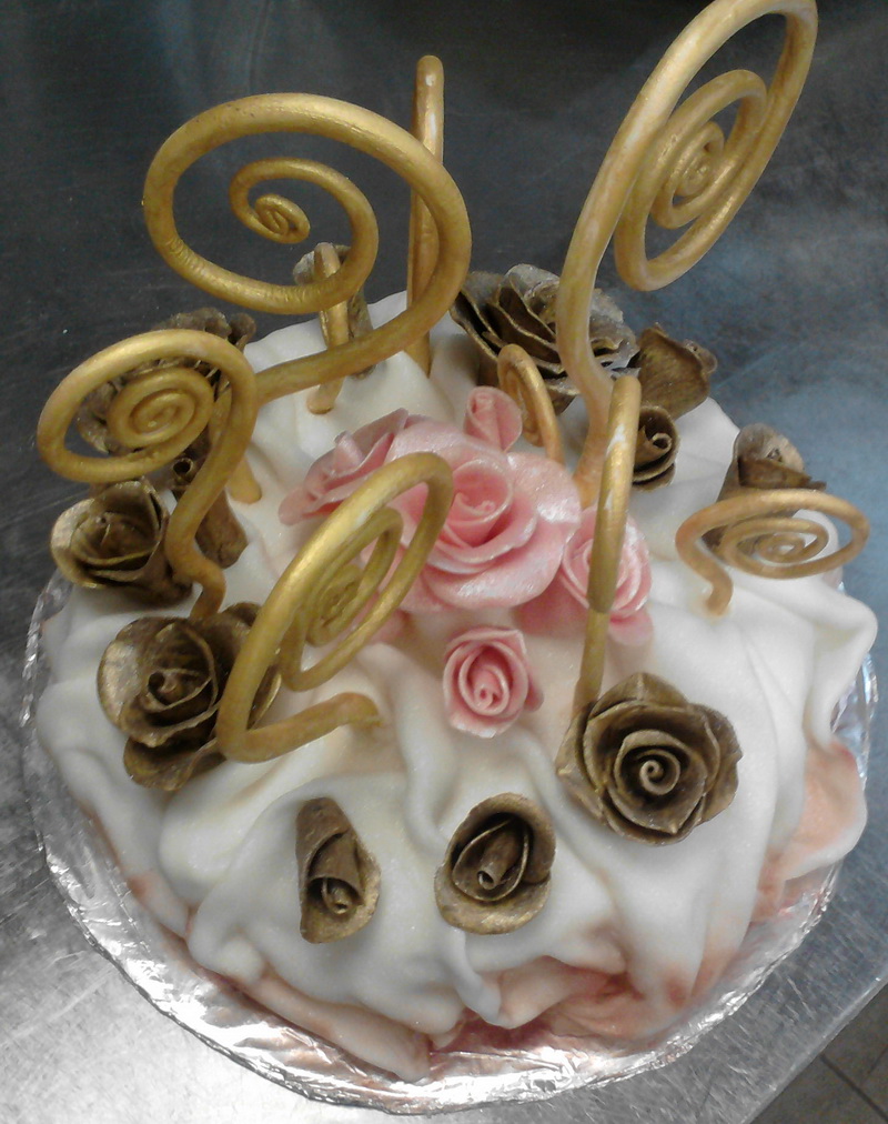 Праздничный торт МОДЕРН обтянут мастикой, розы из сливочного крема